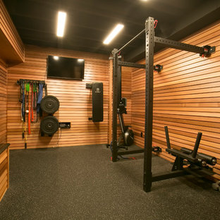 Ispirazione per una palestra multiuso design con pareti marroni e pavimento nero
