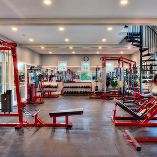 Immagine di un'ampia palestra in casa tradizionale con pareti grigie e pavimento grigio