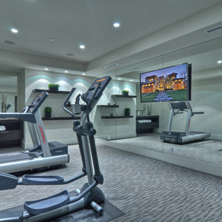 Ispirazione per una palestra in casa minimal con pareti grigie e moquette