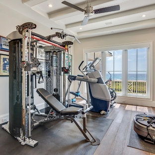 Esempio di una palestra multiuso stile marinaro di medie dimensioni con pareti beige, pavimento in legno massello medio e pavimento marrone