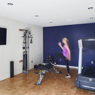Multifunktionaler Klassischer Fitnessraum mit lila Wandfarbe in Austin