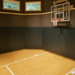 Geräumiger Klassischer Fitnessraum mit Indoor-Sportplatz, grauer Wandfarbe, hellem Holzboden und gelbem Boden in Chicago