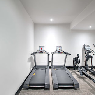 Idee per una palestra multiuso minimalista di medie dimensioni con pareti bianche, pavimento in linoleum e pavimento beige
