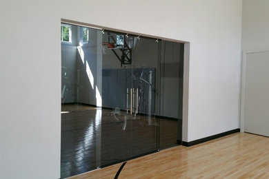 Mittelgroßer Moderner Fitnessraum mit Indoor-Sportplatz, grauer Wandfarbe, hellem Holzboden und beigem Boden in Minneapolis
