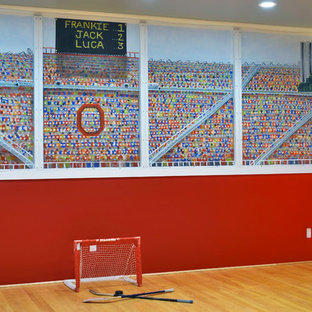 Ispirazione per un campo sportivo coperto classico con parquet chiaro e pareti multicolore