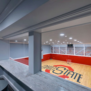 Esempio di un campo sportivo coperto chic con pareti grigie e parquet chiaro