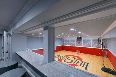 Klassischer Fitnessraum mit Indoor-Sportplatz, grauer Wandfarbe und hellem Holzboden in New York