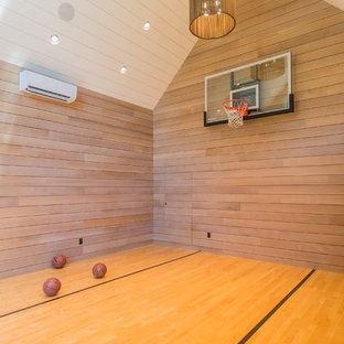 Foto di un campo sportivo coperto classico di medie dimensioni con pavimento in legno massello medio