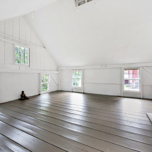 Idee per un grande studio yoga country con pareti bianche, pavimento in legno verniciato e pavimento grigio