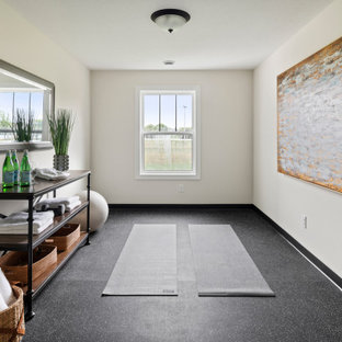Esempio di uno studio yoga country di medie dimensioni con pareti bianche e pavimento nero