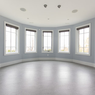 Foto di una grande palestra multiuso minimalista con pareti blu, pavimento in linoleum e pavimento grigio