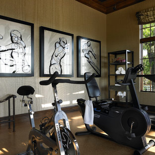 Esempio di una palestra multiuso chic con pareti beige e pavimento marrone