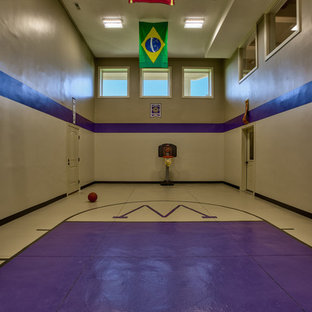 Moderner Fitnessraum mit Indoor-Sportplatz, lila Wandfarbe und Betonboden in Omaha