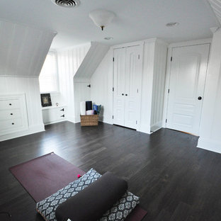 Esempio di uno studio yoga classico di medie dimensioni con pareti bianche, parquet scuro e pavimento marrone