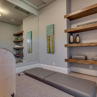 Ispirazione per uno studio yoga minimal di medie dimensioni con pareti grigie e moquette
