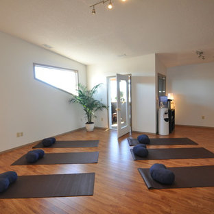 Ispirazione per un piccolo studio yoga minimal con pareti bianche e pavimento in legno massello medio