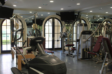 Moderner Fitnessraum in Santa Barbara
