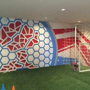 Idee per un grande campo sportivo coperto moderno con pareti multicolore e pavimento verde
