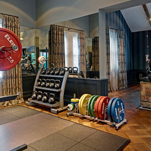 Esempio di una palestra in casa bohémian con pareti blu e pavimento in legno massello medio