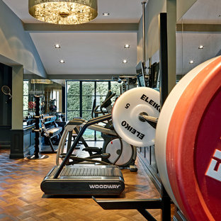 Foto di una palestra in casa bohémian con pavimento in legno massello medio