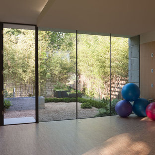 Foto di uno studio yoga minimalista di medie dimensioni con pavimento in sughero, pareti beige e pavimento beige