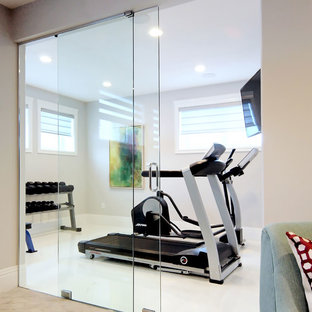 Foto di una palestra multiuso chic di medie dimensioni con pareti grigie e pavimento in cemento