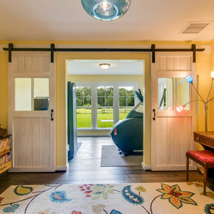 Idee per una sala pesi country con pareti gialle, parquet scuro e pavimento marrone