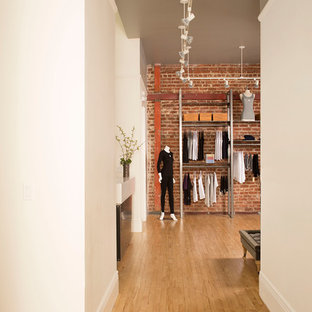 Immagine di un grande studio yoga moderno con pareti beige e parquet chiaro