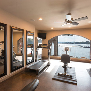 Multifunktionaler, Mittelgroßer Moderner Fitnessraum mit beiger Wandfarbe in Austin