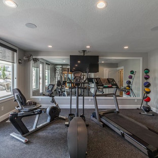 Multifunktionaler, Großer Klassischer Fitnessraum mit grauer Wandfarbe, Vinylboden und grauem Boden in Salt Lake City