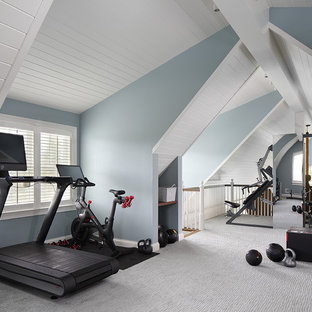 Idee per una palestra in casa country con pareti blu, moquette e pavimento grigio