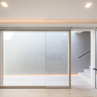 Esempio di una grande palestra multiuso minimal con pareti multicolore, parquet chiaro e pavimento bianco