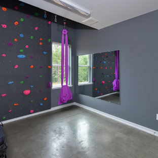 Foto di una parete da arrampicata chic con pareti grigie, pavimento in cemento e pavimento grigio