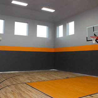 Großer Rustikaler Fitnessraum mit Indoor-Sportplatz, grauer Wandfarbe und braunem Holzboden in Salt Lake City