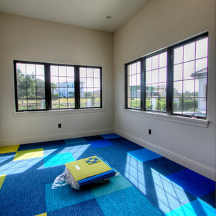 Multifunktionaler, Kleiner Moderner Fitnessraum mit beiger Wandfarbe, Teppichboden und blauem Boden in Orlando