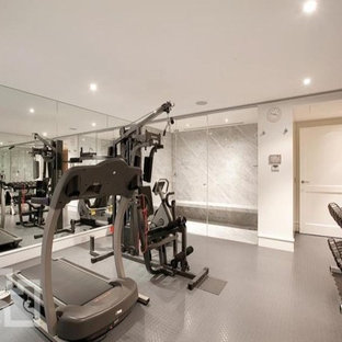 Cette photo montre une salle de sport moderne de taille moyenne et multi-usage avec un mur blanc et un sol gris.