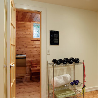 Ispirazione per una piccola palestra in casa minimal con pareti beige e pavimento in bambù