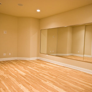 Esempio di uno studio yoga classico con pareti beige