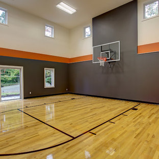 Esempio di un campo sportivo coperto classico con pareti grigie, parquet chiaro e pavimento giallo