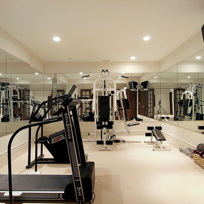 Example of a classic home gym design in Chicago