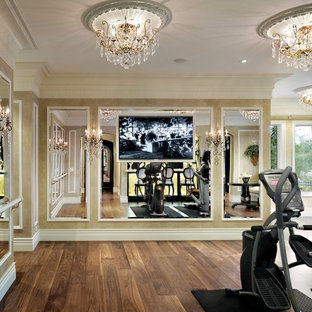 Idee per una palestra in casa chic con pareti beige e pavimento in legno massello medio