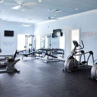 Multifunktionaler, Großer Klassischer Fitnessraum mit blauer Wandfarbe in Tampa