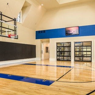 Foto di un ampio campo sportivo coperto chic con parquet chiaro