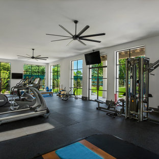 Multifunktionaler Klassischer Fitnessraum mit weißer Wandfarbe und schwarzem Boden in Dallas