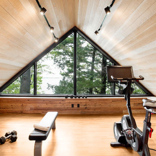 Idee per una palestra in casa stile rurale con pareti beige, pavimento in legno massello medio e pavimento marrone
