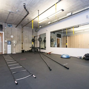 Foto di una grande palestra multiuso classica con pareti grigie, pavimento in sughero e pavimento nero
