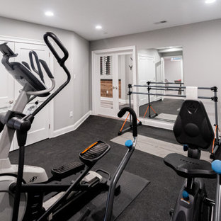 Idee per una palestra multiuso stile rurale di medie dimensioni con pareti grigie e pavimento nero