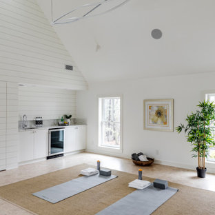 Ispirazione per un grande studio yoga country con pareti bianche, pavimento beige e soffitto a volta