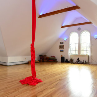 Foto di un grande studio yoga vittoriano con pareti bianche e parquet chiaro