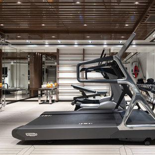 Moderner Fitnessraum mit weißer Wandfarbe und weißem Boden in Miami